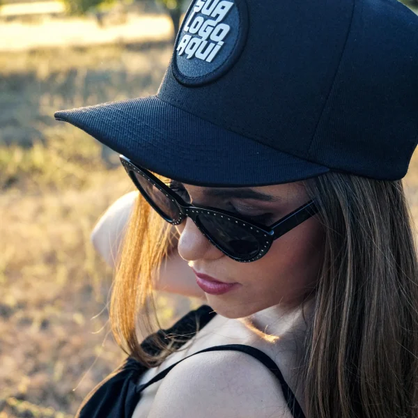 menina-usando-boné-personalizado-sua-logo-aqui