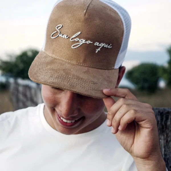 garoto-usando-bone-personalizado-sua-logo-aqui